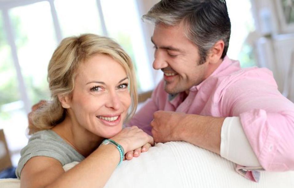 老婆偷看老公手机侵犯隐私吗,老公偷看老婆的手机算违法吗