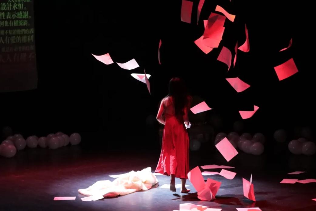 话剧背景配乐压抑,话剧表演背景音乐压抑