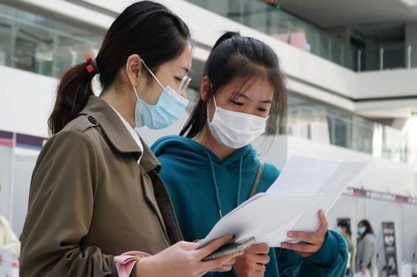 人大武大毕业生进厂,人大武大毕业捐香烟