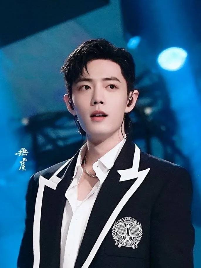 肖战近期活动造型,肖战微博之夜两套造型