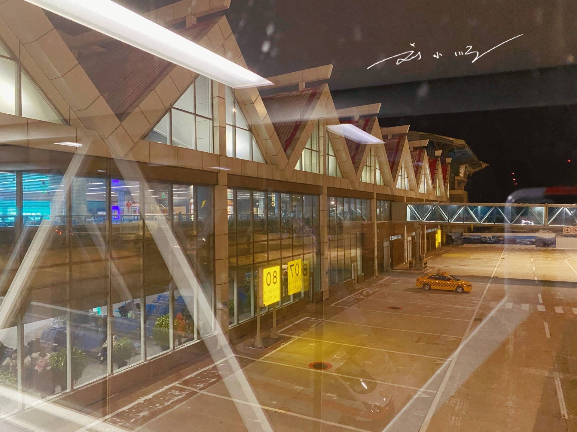 飞机上忘了关机严重吗,飞机上手机忘记关机还是飞行模式