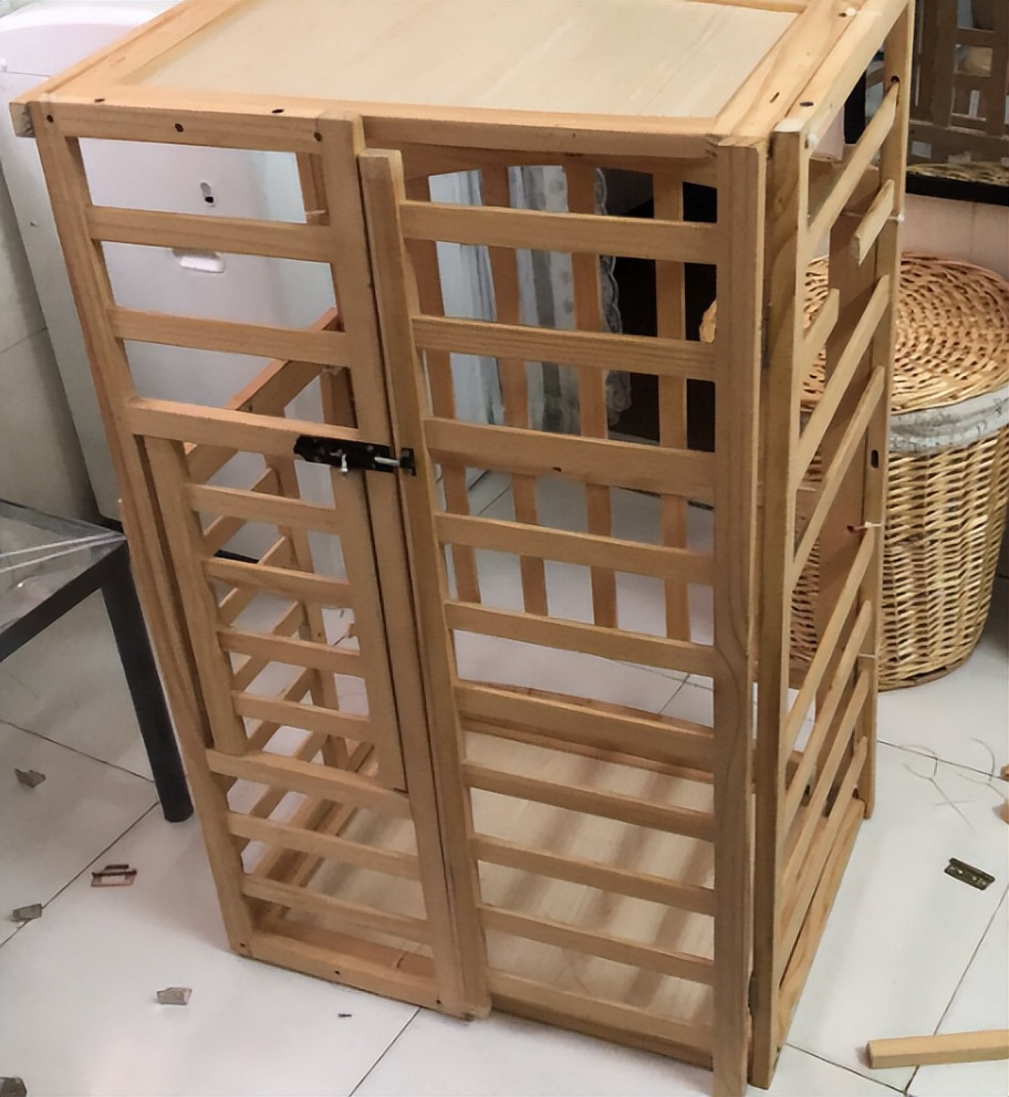 儿子癫痫烧坏脑子,河南母亲关铁笼喂养,不敢开门,46年后解脱了