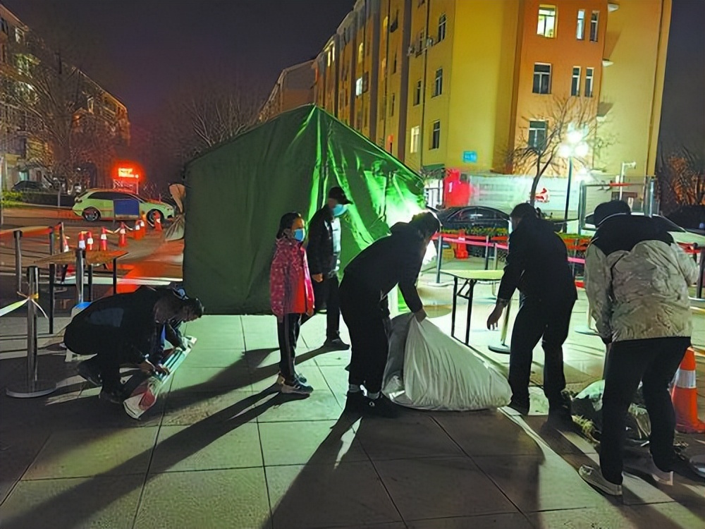 在忙碌中感动着——皇家帝苑社区*党**委副书记范峻赫的工作轨迹