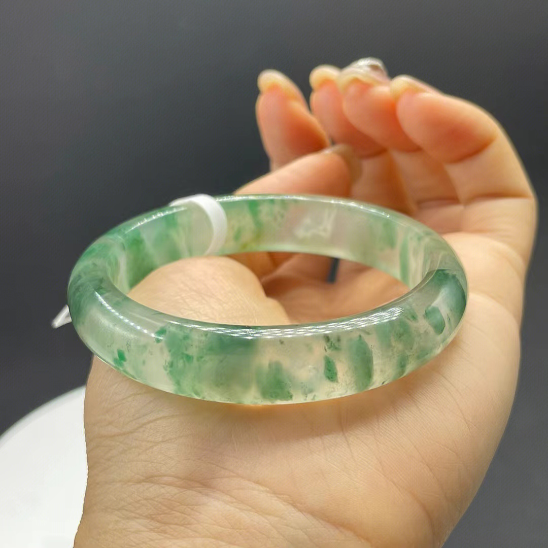 翡翠跟玉有什么区别？很多人都傻傻分不清楚