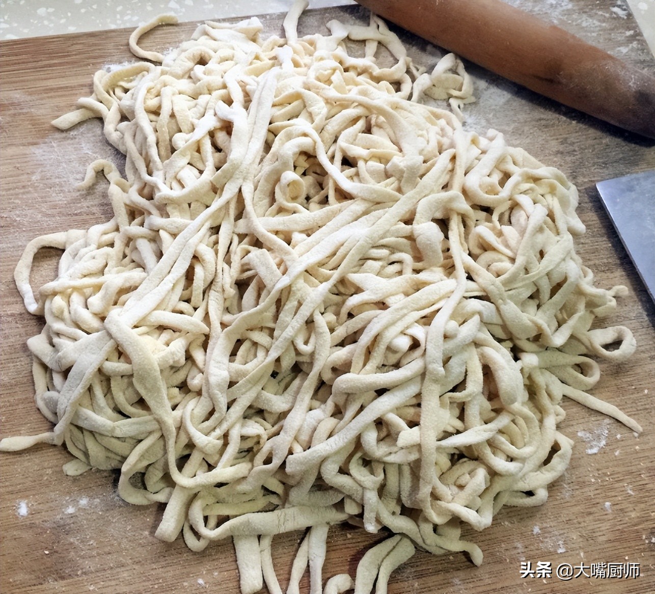 手擀面怎么和面才松软才好吃,做手擀面怎样和面好吃