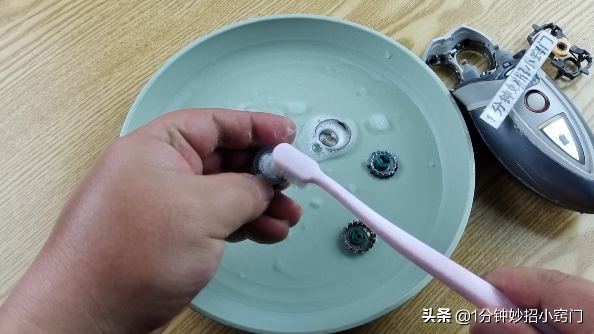 剃须刀钝了不要扔只需一张纸,剃须刀片变钝了一秒就锋利了