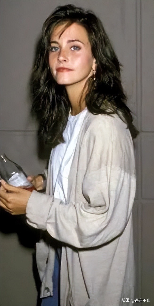 后悔整容，只恋爱不结婚，她才不是那个争强好胜的莫妮卡