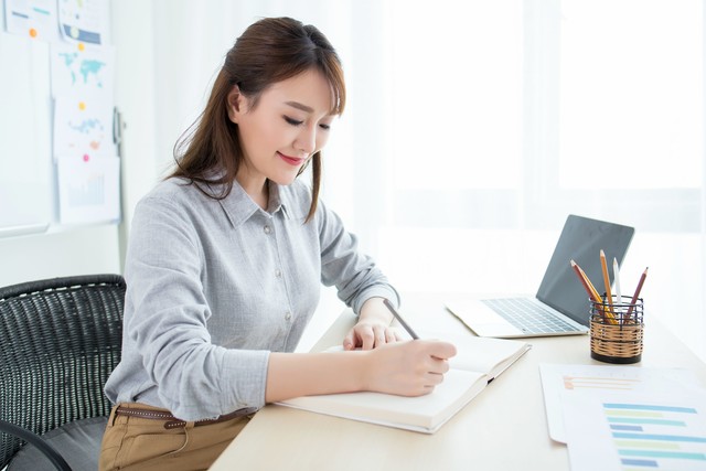 做自媒体怎么快速的赚到第一桶金,小伙做自媒体一月能赚多少钱