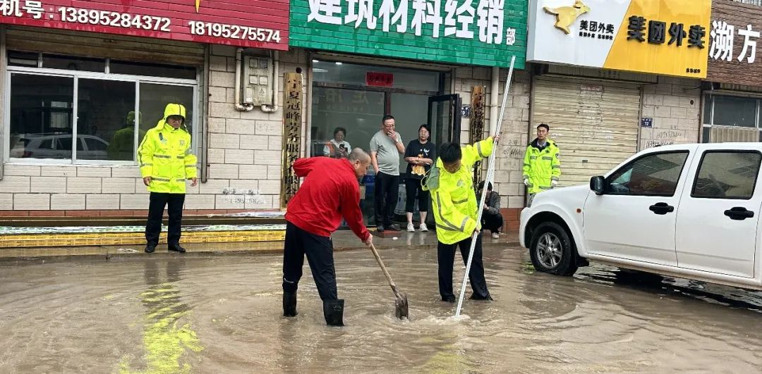 暖心警事爱总能温暖人,夏日炎炎警事忙点滴之行获赞扬