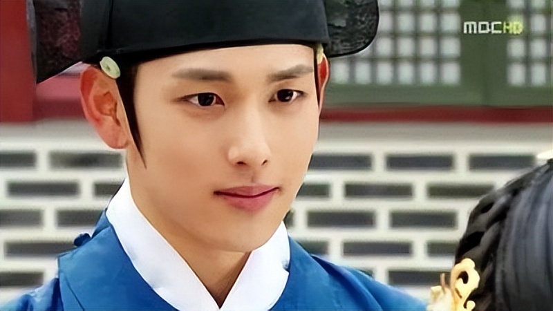 韩国人为啥姓李和金的多,韩国人身份证上为什么有中文名