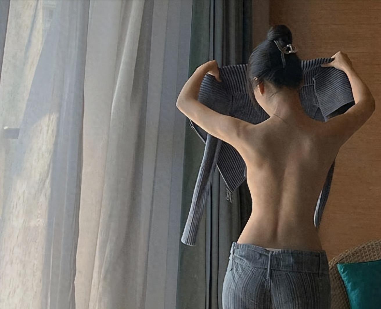 光天化日半露*裤内**、露半球，这几个明星玩转“诱惑”，毫无下限！