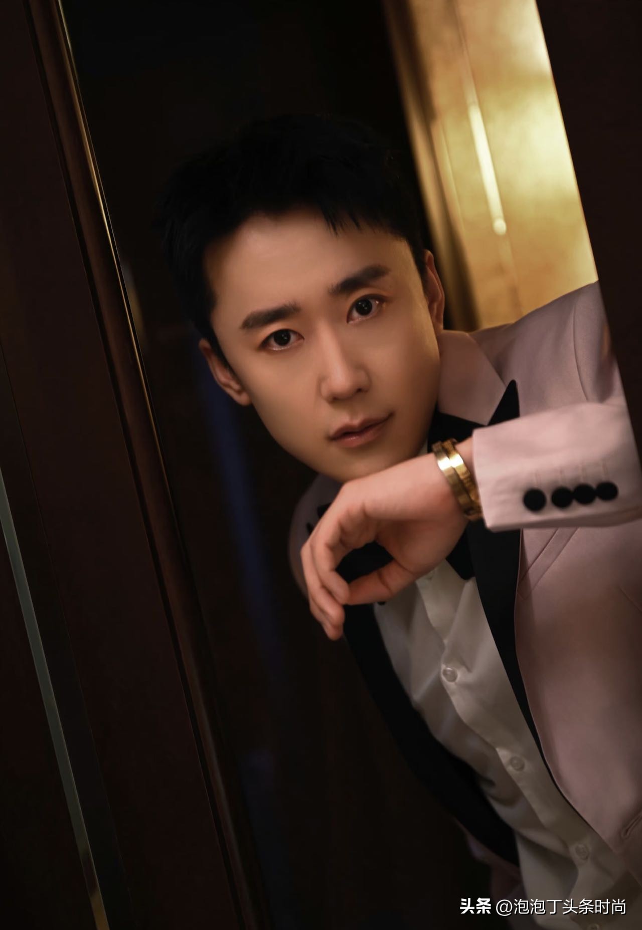 这是几个情况？身高1米82Ta，把男女明星秒变“小矮人”怎么看？