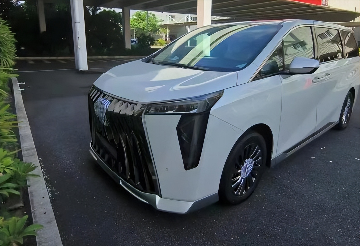 2023款埃尔法最新价格混动,试驾埃尔法2023款混动版