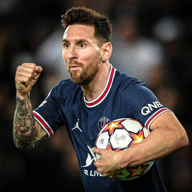 尴尬与温馨！梅西无缘任何奖项却和妻儿畅享假期，娇妻身材火爆