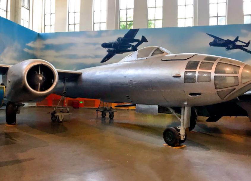 空军中尉落地台湾，看到荷枪实弹的国军包围过来，朝自己头部开枪