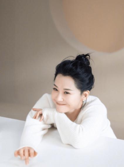 风情万种许晴现状,如今53岁的许晴身材和颜值