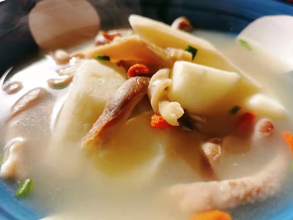 怎么样煮猪肚汤才会白,猪肚汤怎么做才会变汤白