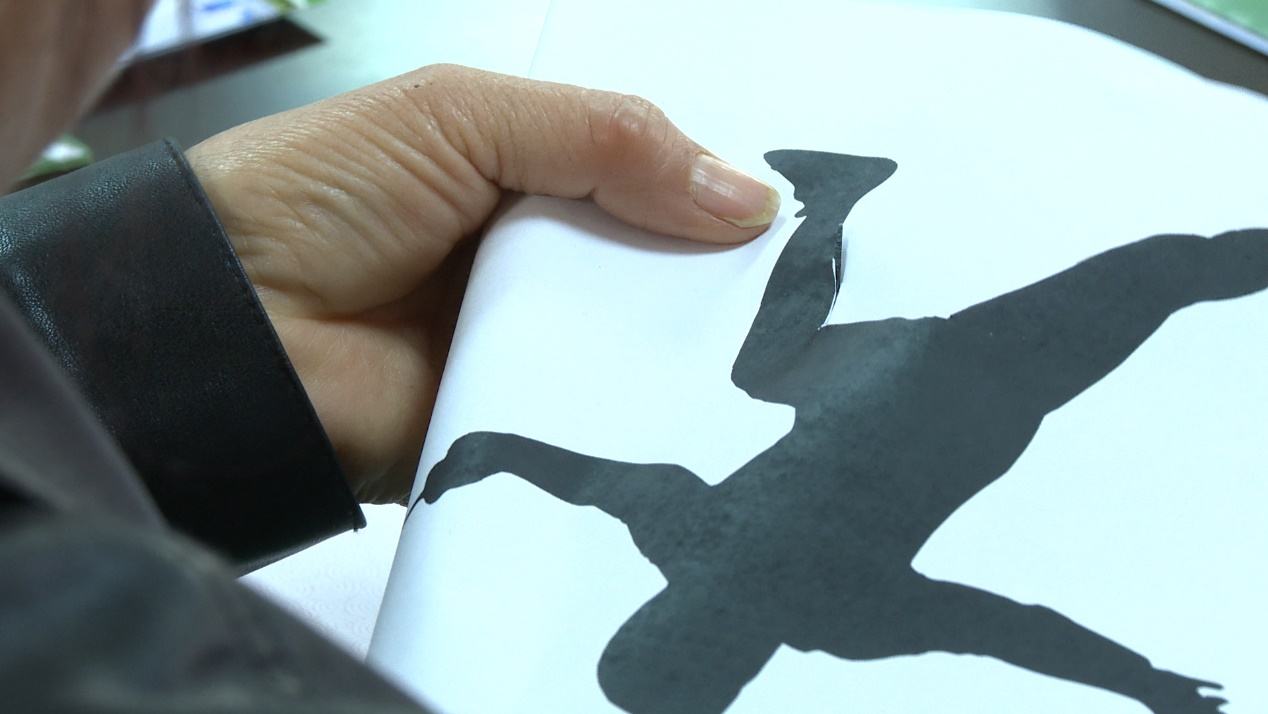 传承非遗剪纸艺起迎亚运,一把剪刀一张纸剪纸龙