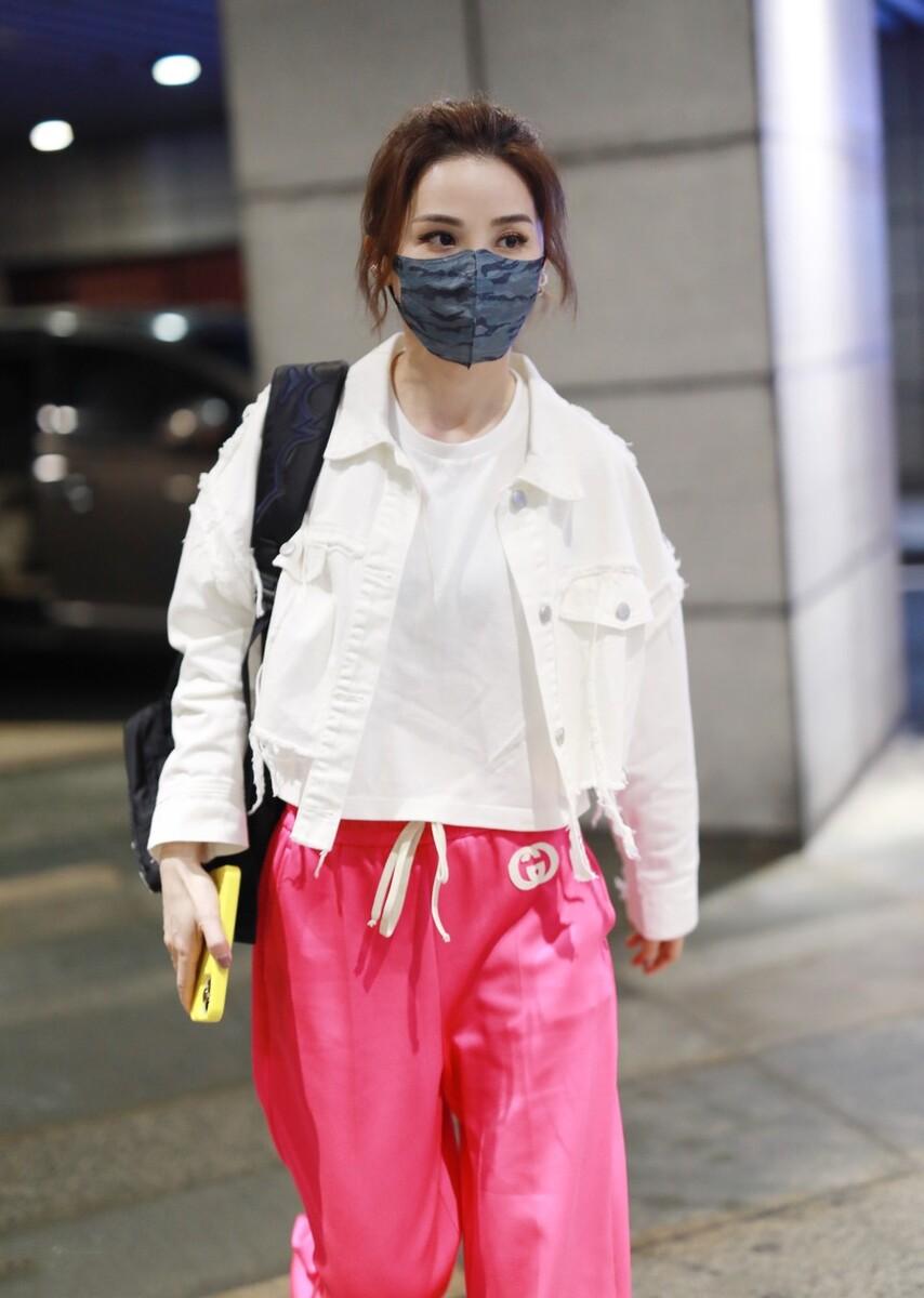 被阿Sa的穿搭美到了，白色牛仔衣配玫红色9分裤，时髦又减龄