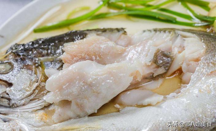 清蒸鱼的蒸鱼豉油要加热吗,清蒸鱼先放油还是蒸鱼豉油