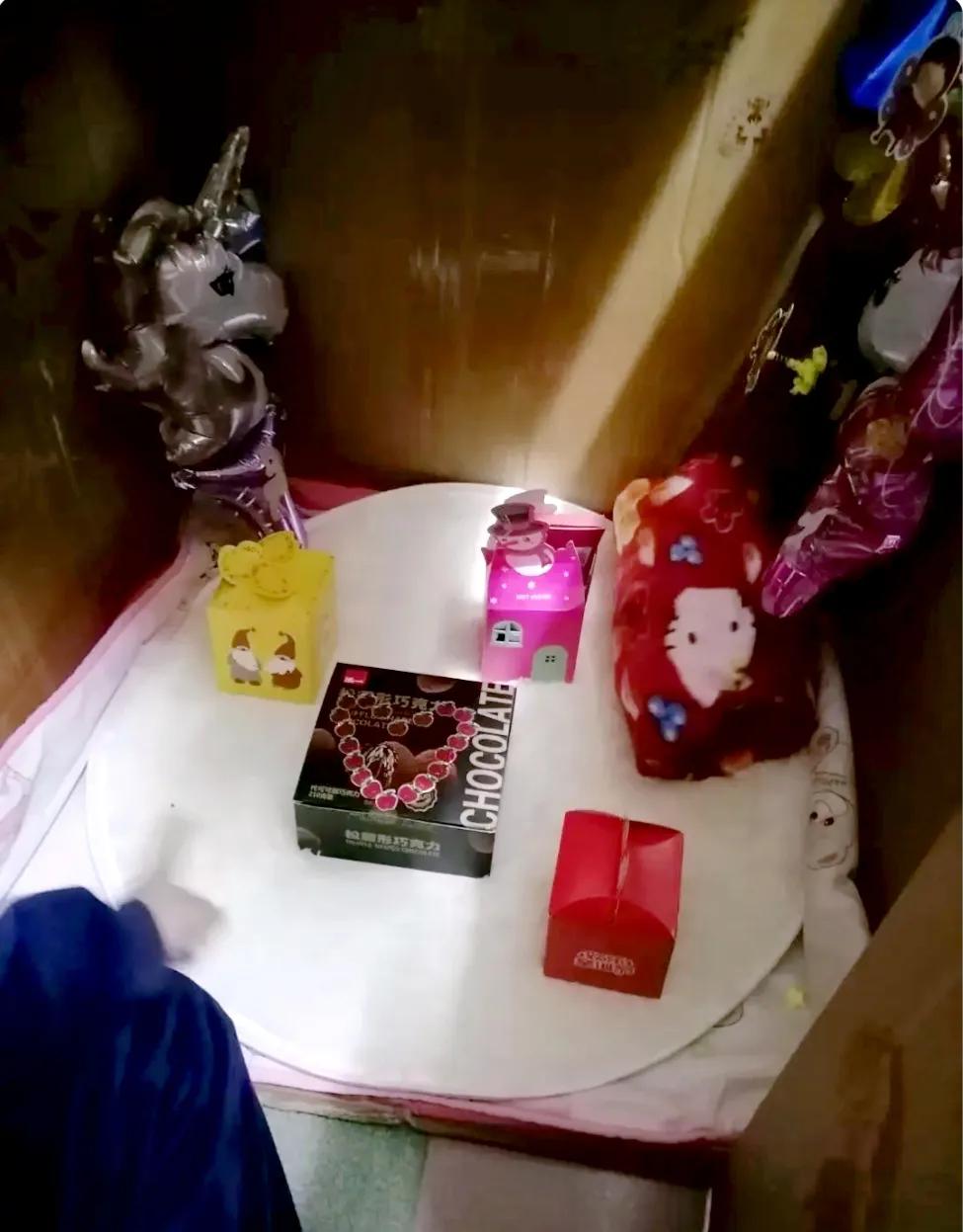 9岁儿子卖萌说：妈沐，你就送我们一个礼物嘛