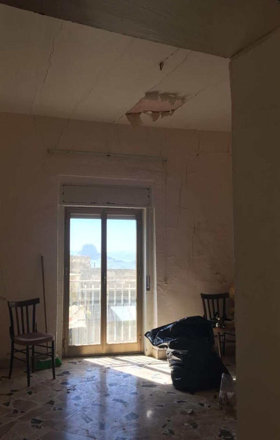 美国女子花35万买下二手房,女子在3年前花6.6元买下一栋房子