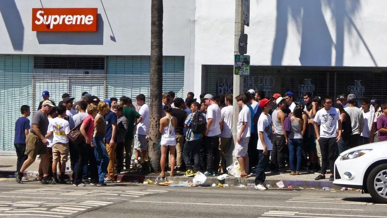 2020年他花53元购买了一包红色奥利奥饼干，6天后在网上卖出61万