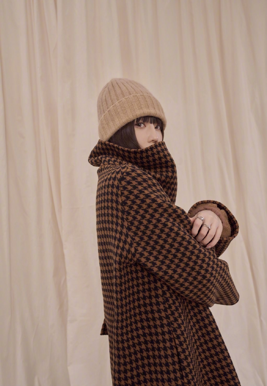 春季穿搭不用愁，千鸟格大衣高级穿搭，不会的照穿就好