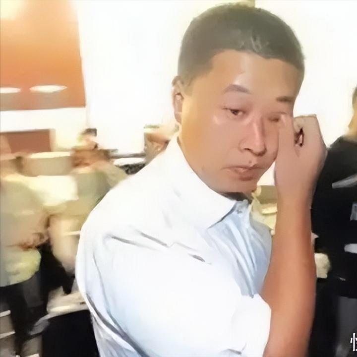 倒在血泊中的男子无人敢扶，撕开了当下社会“冷漠”的遮羞布