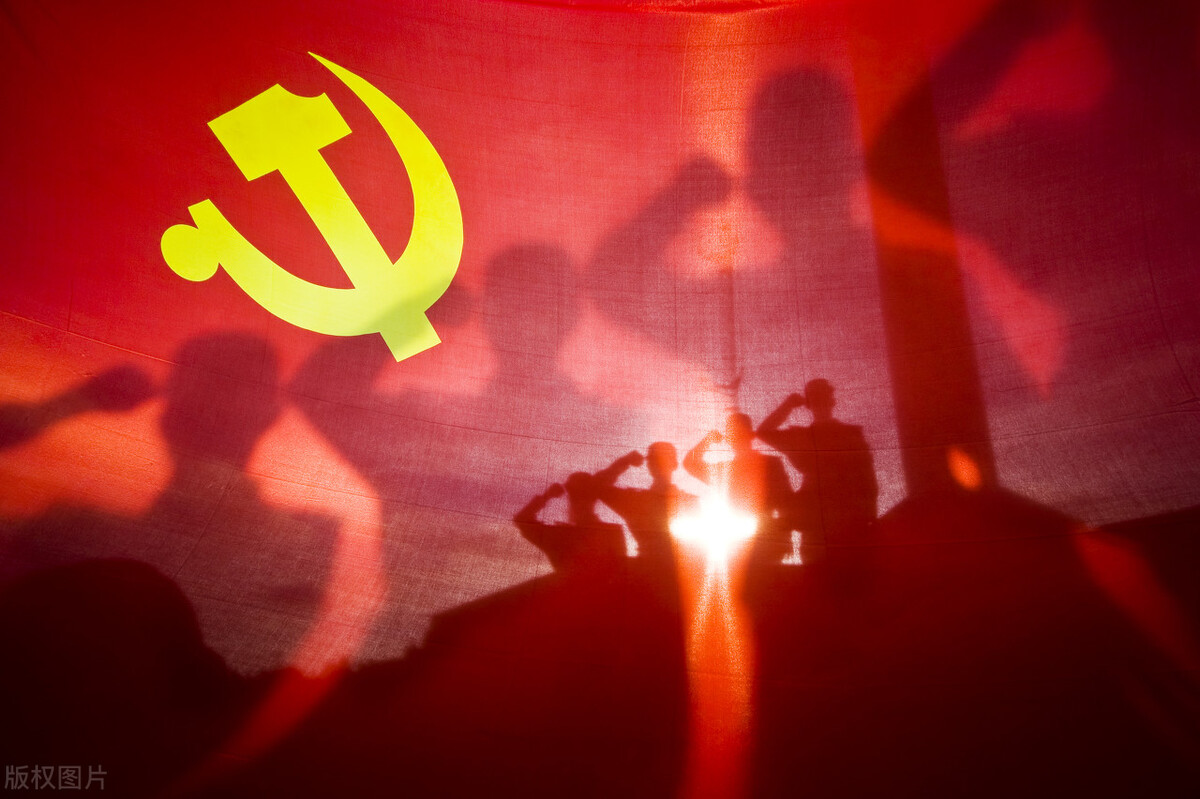 红色的五角星花开在朝阳升起时