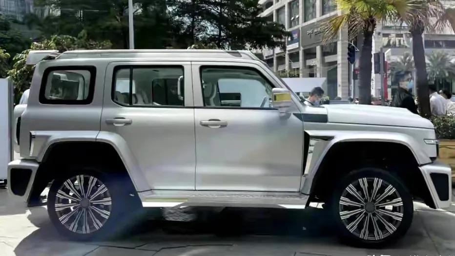 长城坦克300赛博版发布，售价30.80万元，对标吉普牧马人