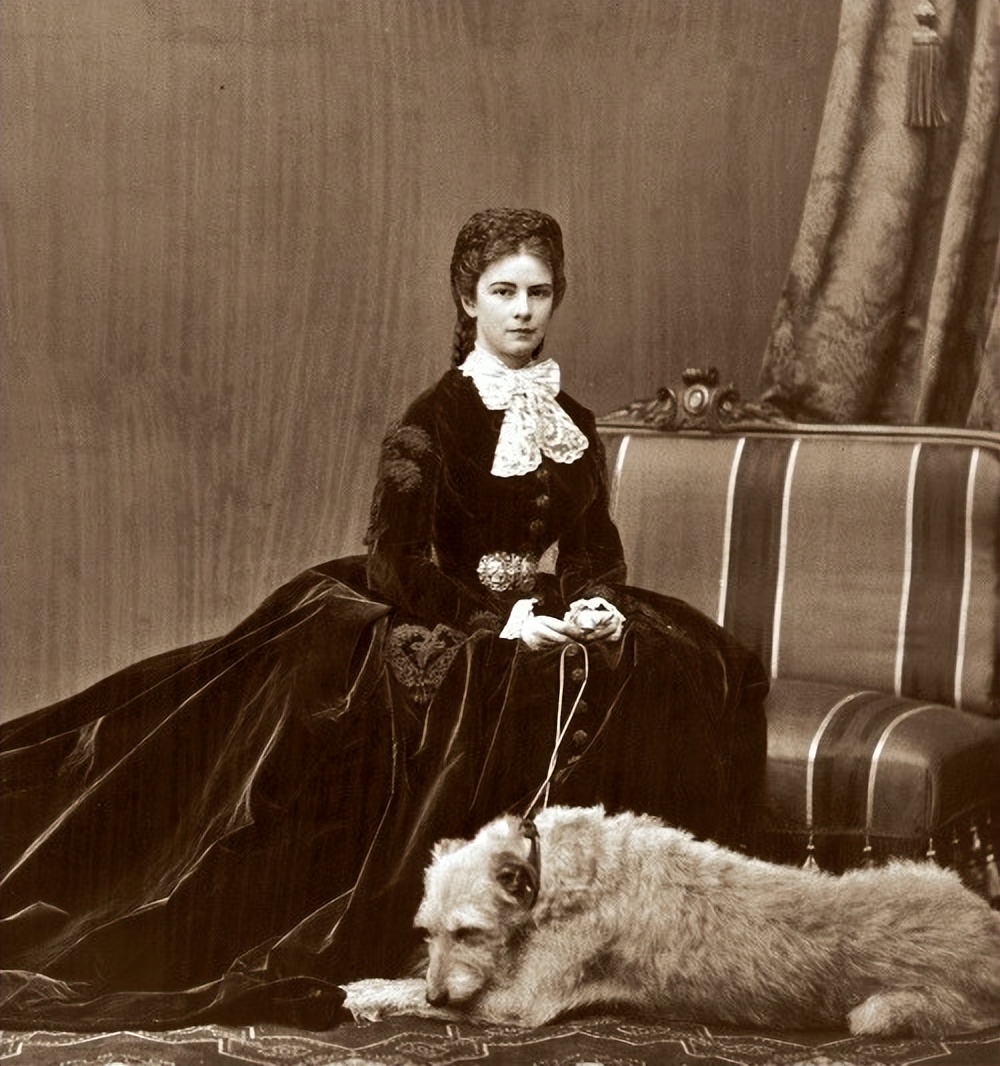 茜茜公主害死女儿,茜茜公主被母亲陷害