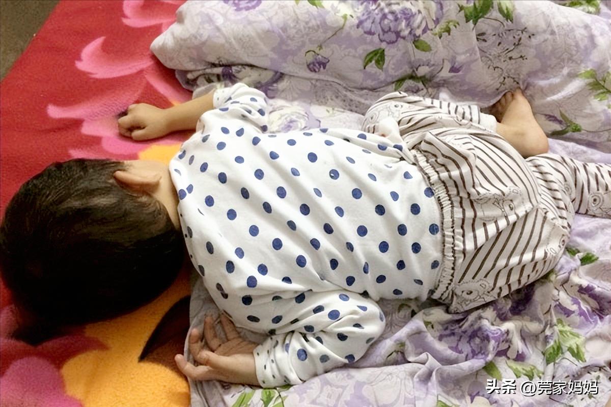 天凉了孩子老踢被？原因不仅仅是热，5招应对让娃安睡一整晚