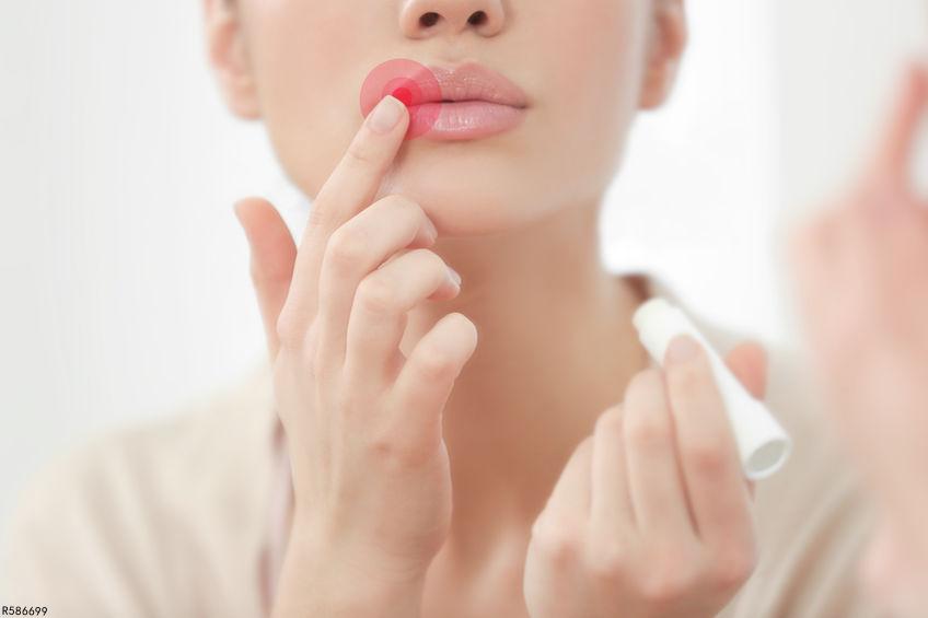 小孩一到冬天嘴唇干裂怎么回事,南方人冬天到北方嘴唇干裂怎么办