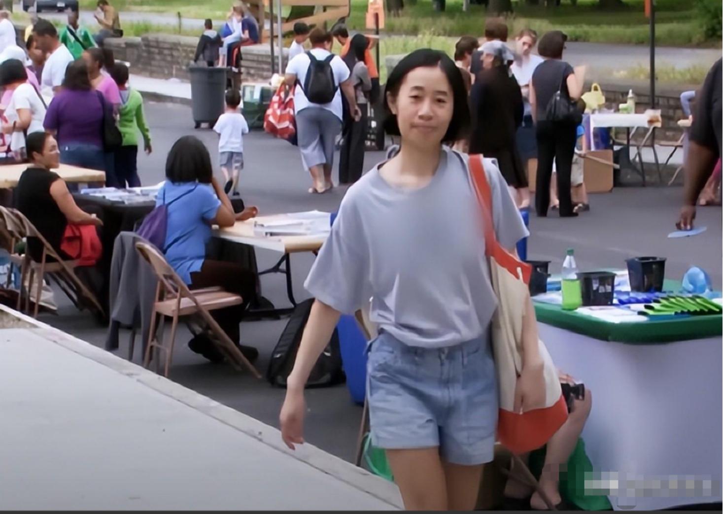 女白领20年不买内衣，厕纸晒干重复用，吃的全靠捡，纽约买套房