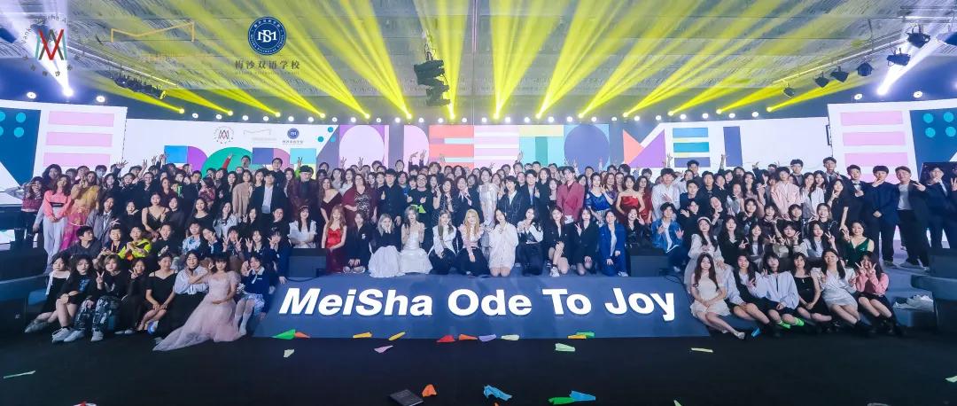 哇！这些学校的圣诞节也太“卷”了！圣诞老人、无人机都来了