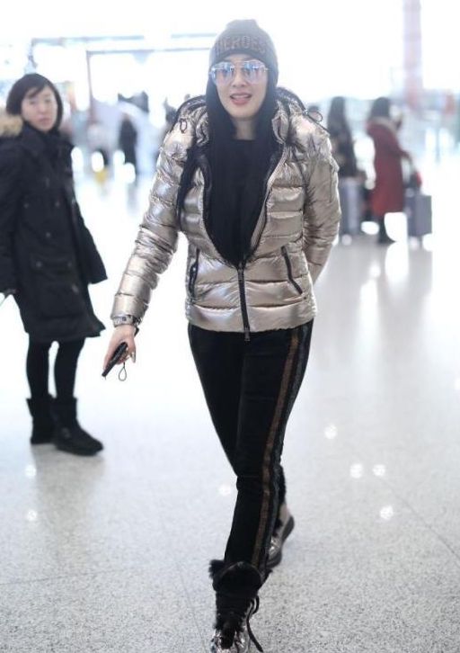 钟丽缇穿橘色运动装,钟丽缇身穿一身豹纹运动装