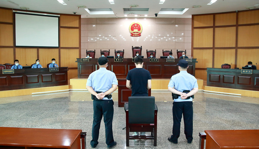 利用App售卖个人信息，来钱快但违法