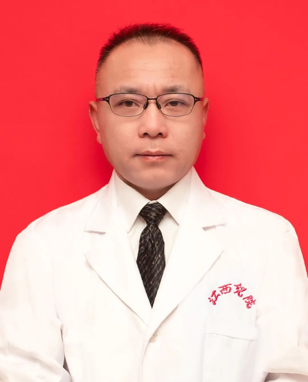 小孩爬树意外受伤,小孩爬树摔伤流血不止