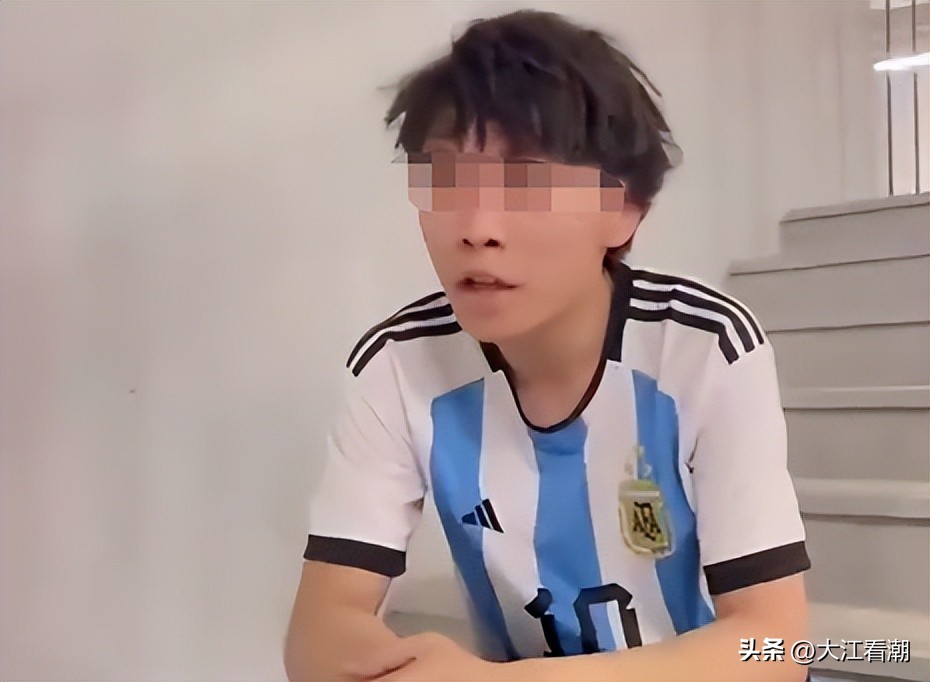 拥抱梅西小伙子全场尖叫,拥抱梅西的18岁球迷全过程