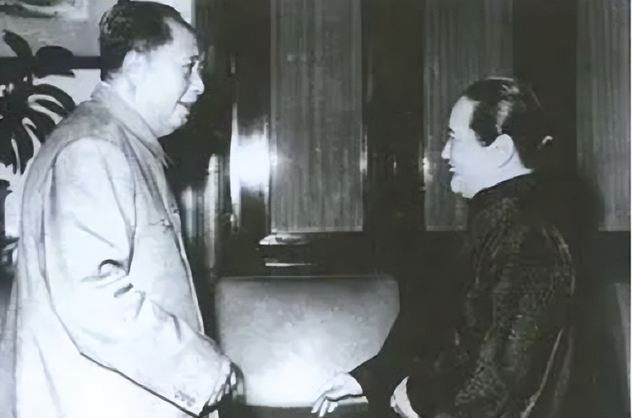 宋庆龄逝世前最后一张照片：无儿无女，保姆担起她的所有后事