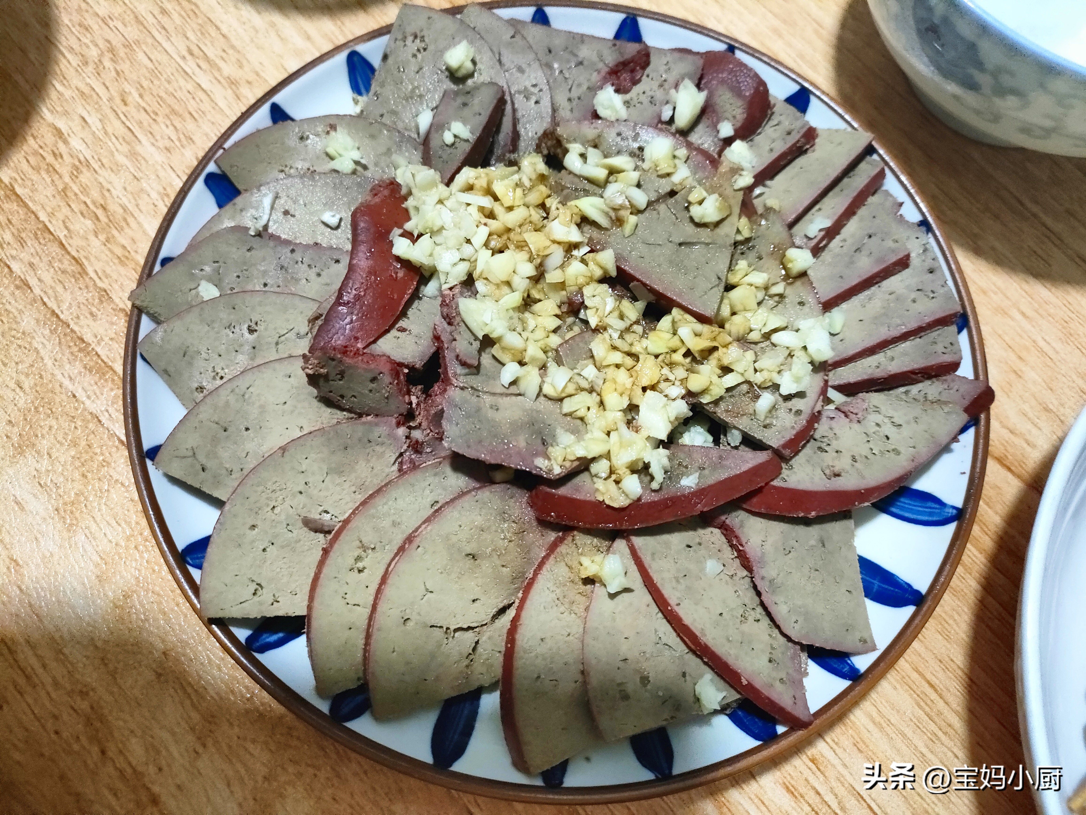 一家人聚餐的10道菜,我家一共10多个人聚餐7盘菜没吃完