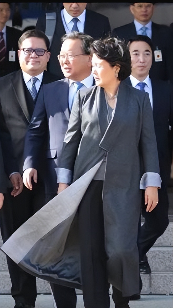 文在寅夫人奢侈品,韩国文在寅夫人42套大衣图片