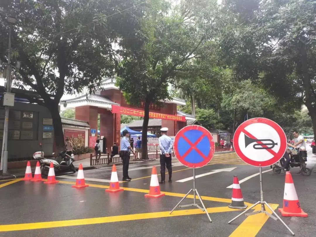 天河｜老师、家长、交警贴心守候，为梦护航......直击天荣中学考点中考首日