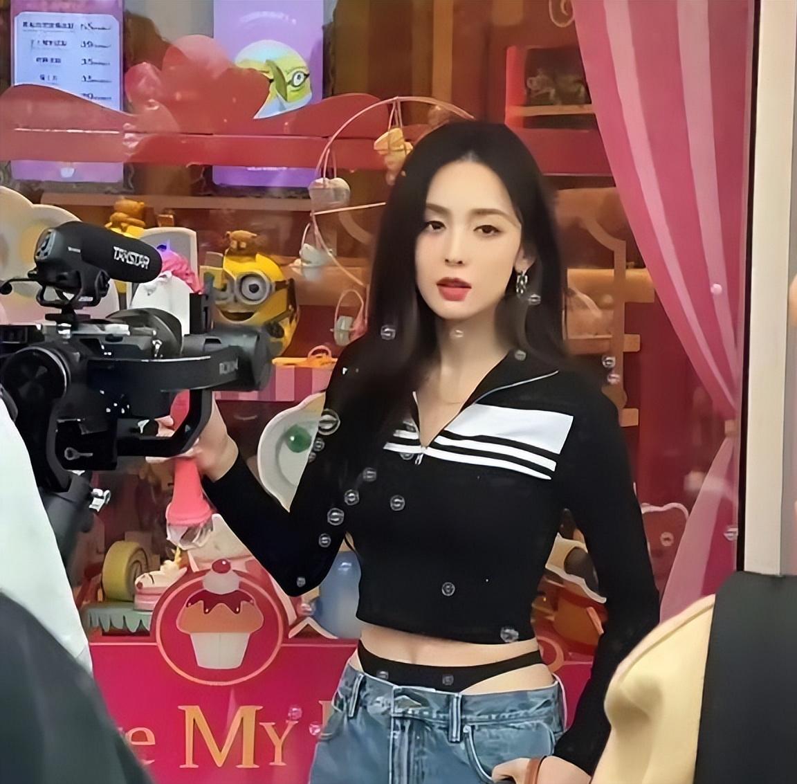 古力娜扎露脐上衣配紧身裤,古力娜扎格子裤穿搭