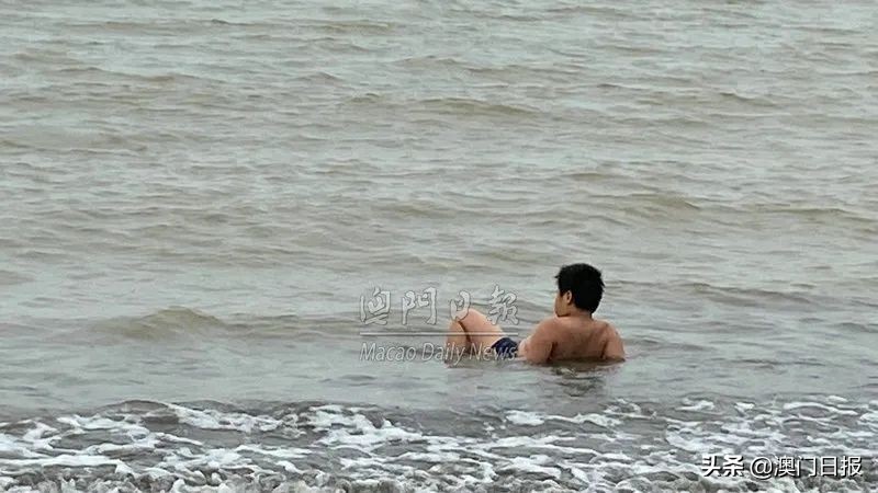 黑沙滩假期人气盛