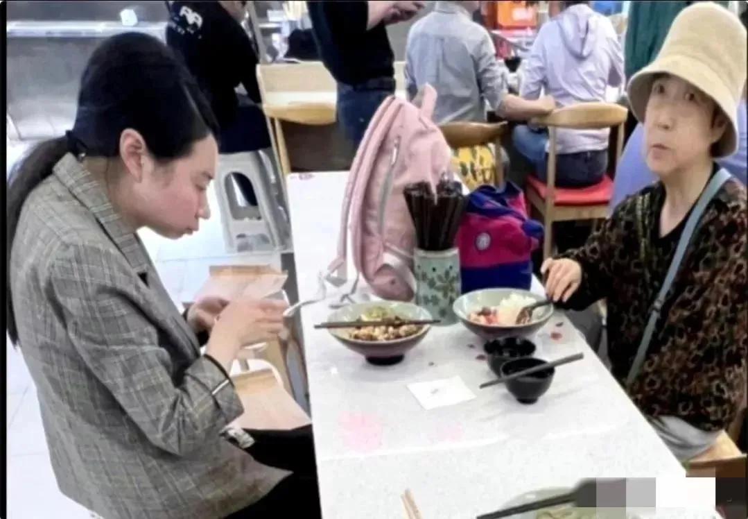 插队婆孙的最优解！做网红直播道歉,警告网友头像成车贴涉嫌违法