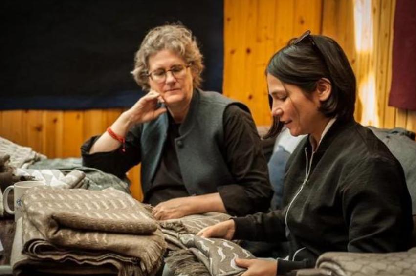 2004年，美国女孩入藏寻根，嫁农村小伙生3女儿，1条围巾卖1万元