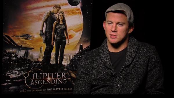 不爱学习曾当*男舞**,三年内成一线偶像,演技差还受欢迎,如今做导演