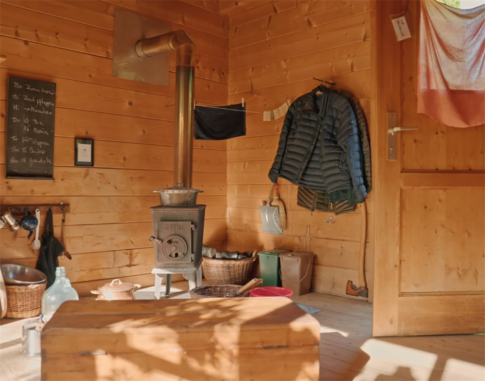 发现一位74岁奶奶的蜗居：16㎡小家没电没暖气，她却一住就是30年